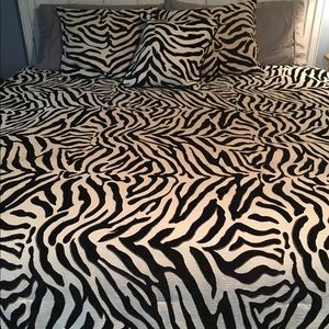 Queen Comforter (shams listed separately)